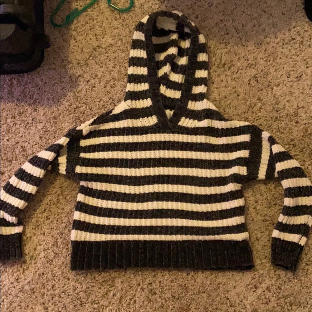 It is a  comfortable sweatshirt with a hood gn!